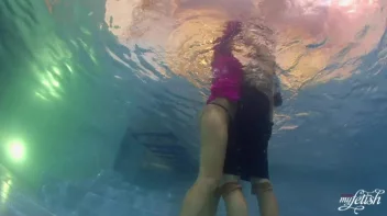 Lezzing Out In The Pool Screencap 33 on sinx.preview.netperv.com