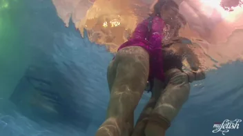 Lezzing Out In The Pool Screencap 35 on sinx.preview.netperv.com