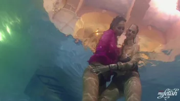 Lezzing Out In The Pool Screencap 36 on sinx.preview.netperv.com