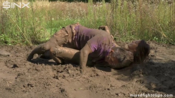 Robber Picks On The Wrong Feisty Brunette Screencap 26 on sinx.preview.netperv.com