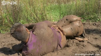 Robber Picks On The Wrong Feisty Brunette Screencap 30 on sinx.preview.netperv.com