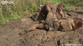 Robber Picks On The Wrong Feisty Brunette Screencap 33 on sinx.preview.netperv.com