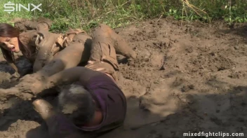 Robber Picks On The Wrong Feisty Brunette Screencap 35 on sinx.preview.netperv.com