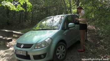 Robber Picks On The Wrong Feisty Brunette Screencap 4 on sinx.preview.netperv.com