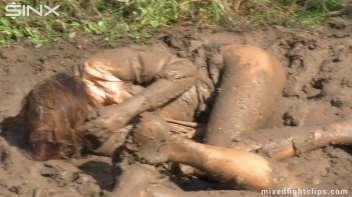 Robber Picks On The Wrong Feisty Brunette Screencap 50 on sinx.preview.netperv.com