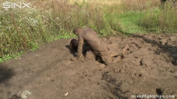 Robber Picks On The Wrong Feisty Brunette Screencap 51 on sinx.preview.netperv.com