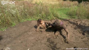 Robber Picks On The Wrong Feisty Brunette Screencap 52 on sinx.preview.netperv.com