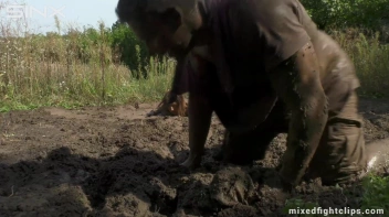 Robber Picks On The Wrong Feisty Brunette Screencap 57 on sinx.preview.netperv.com