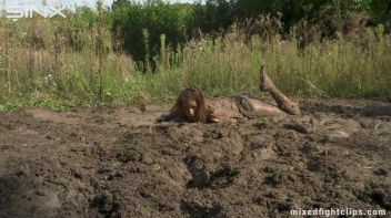 Robber Picks On The Wrong Feisty Brunette Screencap 59 on sinx.preview.netperv.com