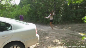 Robber Picks On The Wrong Feisty Brunette Screencap 6 on sinx.preview.netperv.com