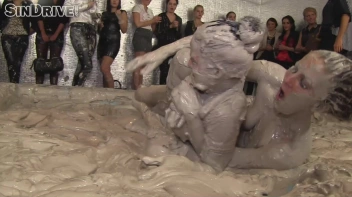 Muddy Wrestling: Nicole Vice vs. Valentina Ross Screencap 53 on sinx.preview.netperv.com