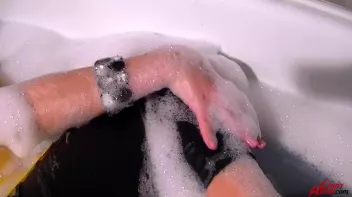 Bath Time With Leony Screencap 31 on sinx.preview.netperv.com