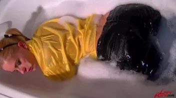 Bath Time With Leony Screencap 36 on sinx.preview.netperv.com