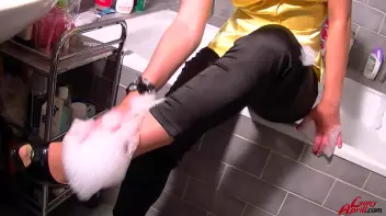 Bath Time With Leony Screencap 7 on sinx.preview.netperv.com