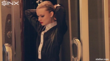 Coy Cuties Sexy Sudsy Shower Screencap 13 on sinx.preview.netperv.com