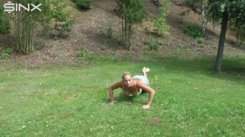 Pissing Princess In The Park Screencap 9 on sinx.preview.netperv.com