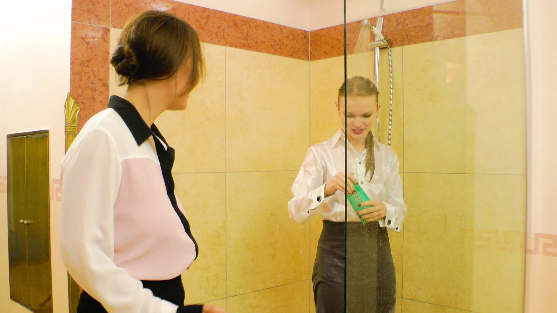Girl Housemates Fight Clothed In Shower on sinx.preview.netperv.com