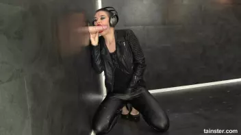 Cute DJ gets bit slimy Screencap 19 on sinx.preview.netperv.com