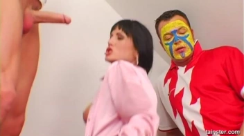 Sarah Gets Soaked! Screencap 51 on sinx.preview.netperv.com