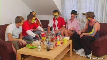 Sarah Gets Soaked! Screencap 6 on sinx.preview.netperv.com