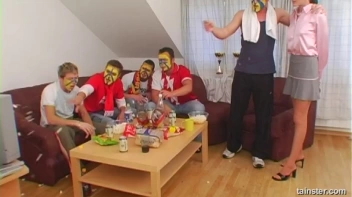 Sarah Gets Soaked! Screencap 4 on sinx.preview.netperv.com