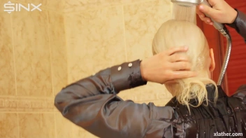 Clothed Sexy Blonde Lathers Up Her Hair Screencap 30 on sinx.preview.netperv.com