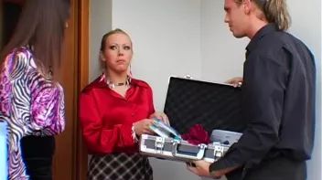 The Cum-Glazed Glass Table Screencap 4 on sinx.preview.netperv.com