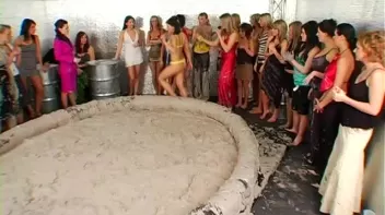 Going For Gold In The Mud Screencap 4 on sinx.preview.netperv.com