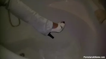 Get Cozy With Morgan In The Tub Screencap 12 on sinx.preview.netperv.com