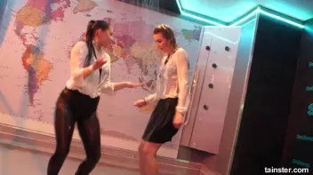 Dancing babes Screencap 70 on sinx.preview.netperv.com