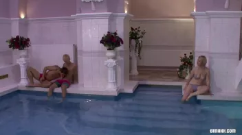 Bisex Threeway at the Pool Screencap 4 on sinx.preview.netperv.com