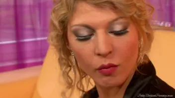 Purse Pissing, Threesome Fills Purse With Piss Screencap 7 on sinx.preview.netperv.com