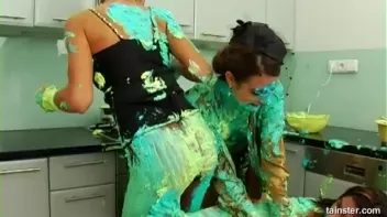 Fluorescent Goo Food Fight Screencap 20 on sinx.preview.netperv.com