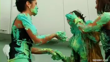 Fluorescent Goo Food Fight Screencap 23 on sinx.preview.netperv.com