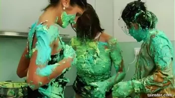 Fluorescent Goo Food Fight Screencap 28 on sinx.preview.netperv.com