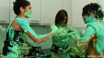 Fluorescent Goo Food Fight Screencap 29 on sinx.preview.netperv.com