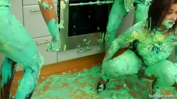 Fluorescent Goo Food Fight Screencap 37 on sinx.preview.netperv.com