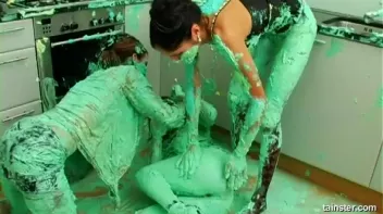 Fluorescent Goo Food Fight Screencap 54 on sinx.preview.netperv.com