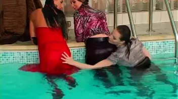 Staying Cool by the Pool Screencap 100 on sinx.preview.netperv.com