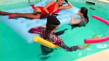 Staying Cool by the Pool Screencap 73 on sinx.preview.netperv.com