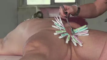 Mit Klammern gefoltert Screencap 8 on sinx.preview.netperv.com