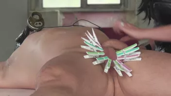 Mit Klammern gefoltert Screencap 12 on sinx.preview.netperv.com