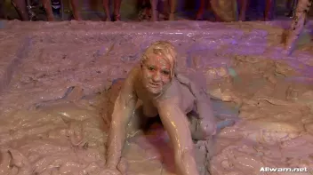 Blonde vs. Brunette Mud Battle Screencap 72 on sinx.preview.netperv.com
