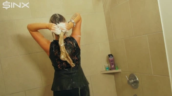 Wet Look Eurobabe Lathers Her Hair Screencap 29 on sinx.preview.netperv.com