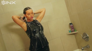 Wet Look Eurobabe Lathers Her Hair Screencap 33 on sinx.preview.netperv.com