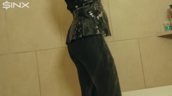 Wet Look Eurobabe Lathers Her Hair Screencap 35 on sinx.preview.netperv.com