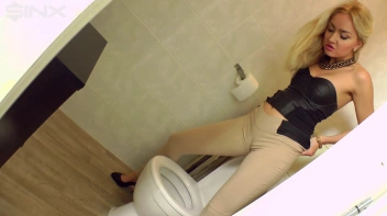 Pretty Blonde Pisser Screencap 18 on sinx.preview.netperv.com