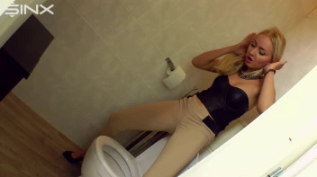 Pretty Blonde Pisser Screencap 20 on sinx.preview.netperv.com