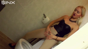 Pretty Blonde Pisser Screencap 21 on sinx.preview.netperv.com