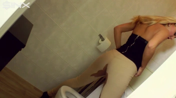 Pretty Blonde Pisser Screencap 25 on sinx.preview.netperv.com